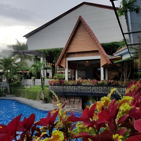Bukit Daun Hotel And Resort Kediri  Zewnętrze zdjęcie