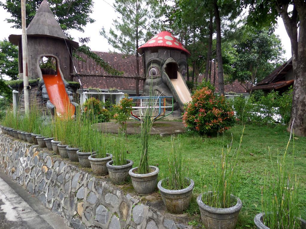 Bukit Daun Hotel And Resort Kediri  Zewnętrze zdjęcie