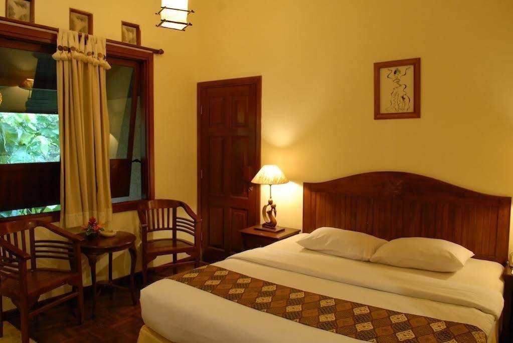 Bukit Daun Hotel And Resort Kediri  Zewnętrze zdjęcie